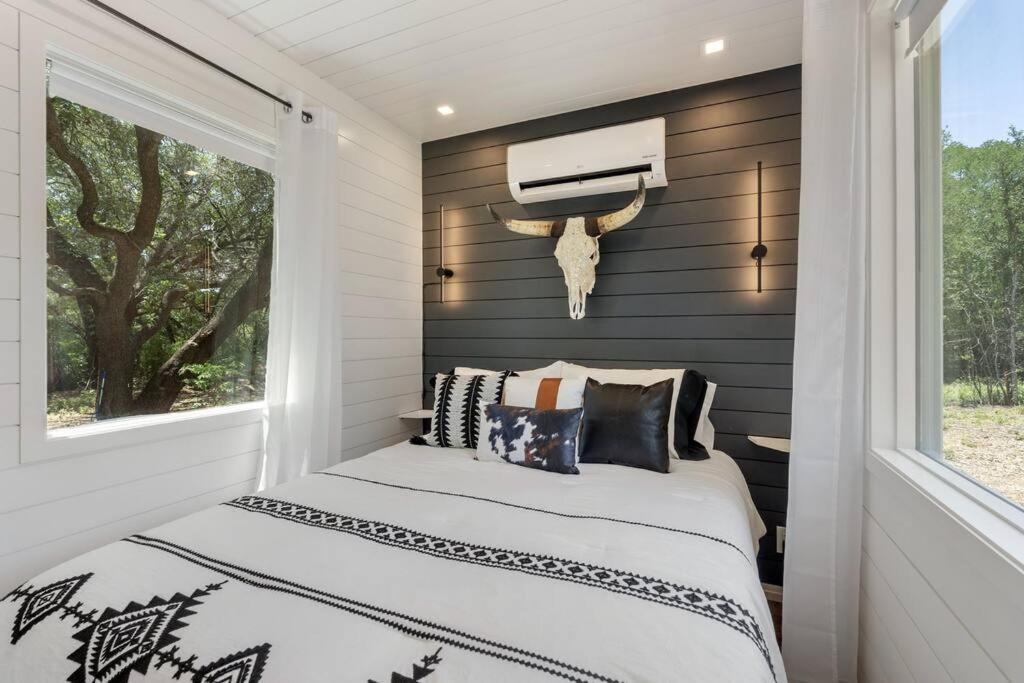 The Lonely Bull Luxury Container Home On 5 Acres Weatherford Ngoại thất bức ảnh